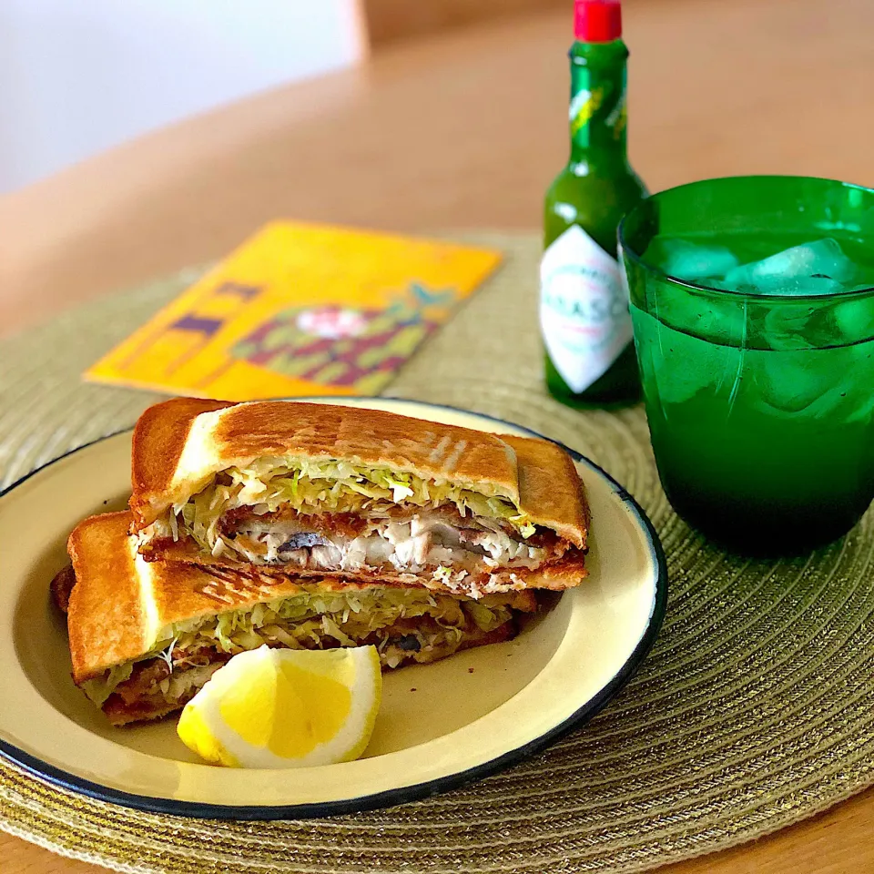 Summer! Fried Jackmackerel Sandwich／鯵フライと大葉のホットサンド, レモン, ハラペーニョ🐟|angiee♡さん