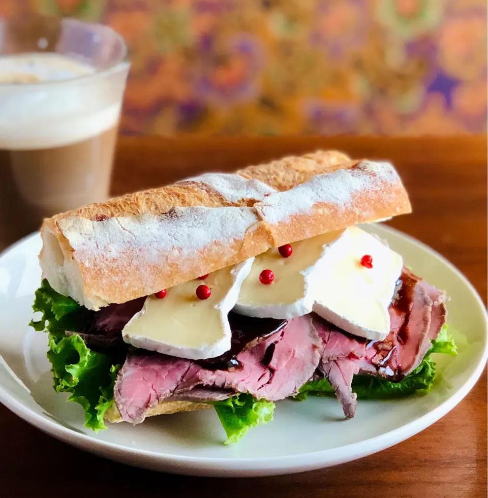 ル・ルスティックブリーとローストビーフサンド　　Roast beef and brie cheese sandwich|マユマユさん