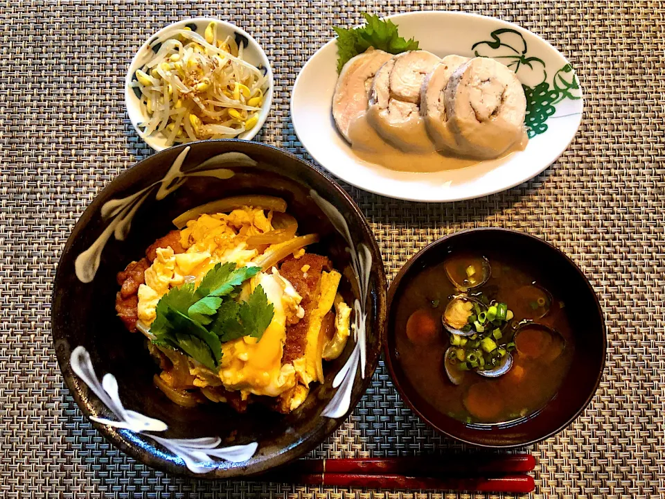 かつ丼とシジミの赤だし定食🍚自家製鶏ハム&もやしナムル|saoricocoさん