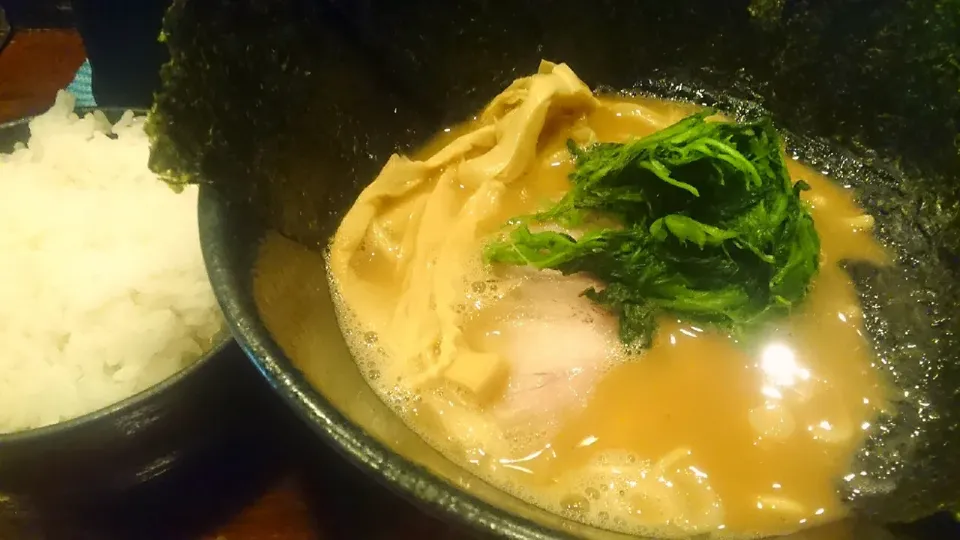 Snapdishの料理写真:麺屋 大和田
大和田ラーメン（豚骨醤油、750円、麺普通/味普通/油少なめ）
＋のり（4枚、100円）
＋ライス（国産米、120円）
＠渋谷
20177|大脇さん