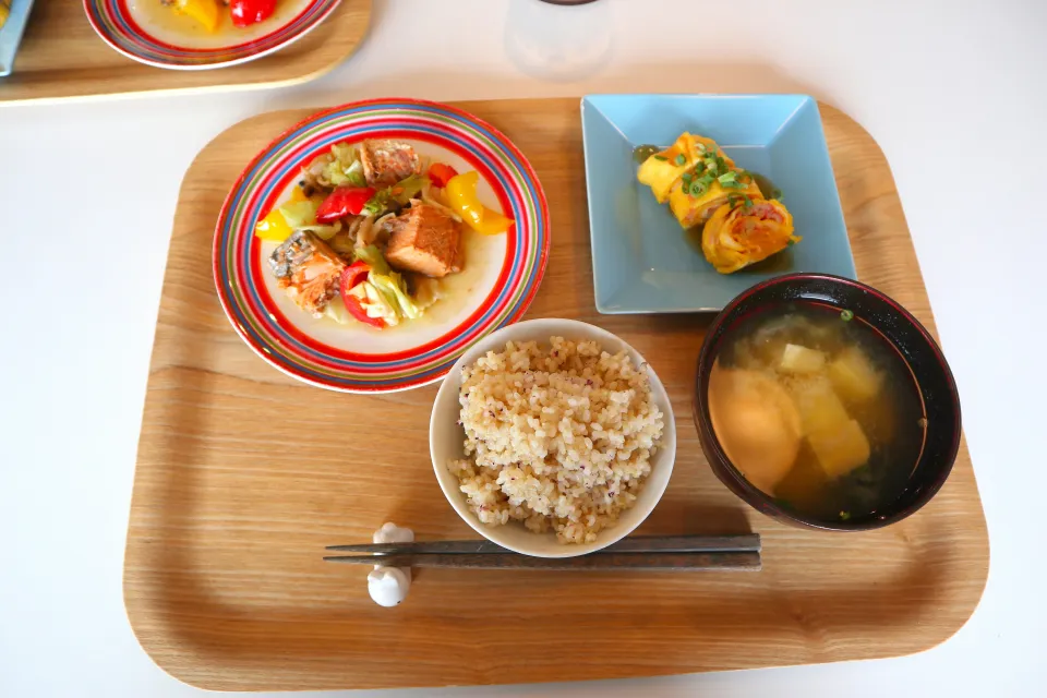 今日の昼食 鮭缶と野菜の味噌炒め、あんかけカニカマ卵焼き、玄米、豆腐とわかめの味噌汁|pinknari🐰🌈さん