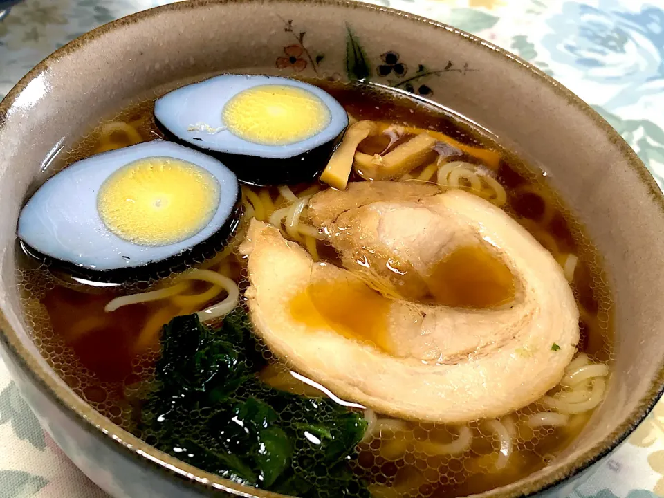 醤油ラーメン　燻製黒たまご入り🍜|ゆうじ.さん