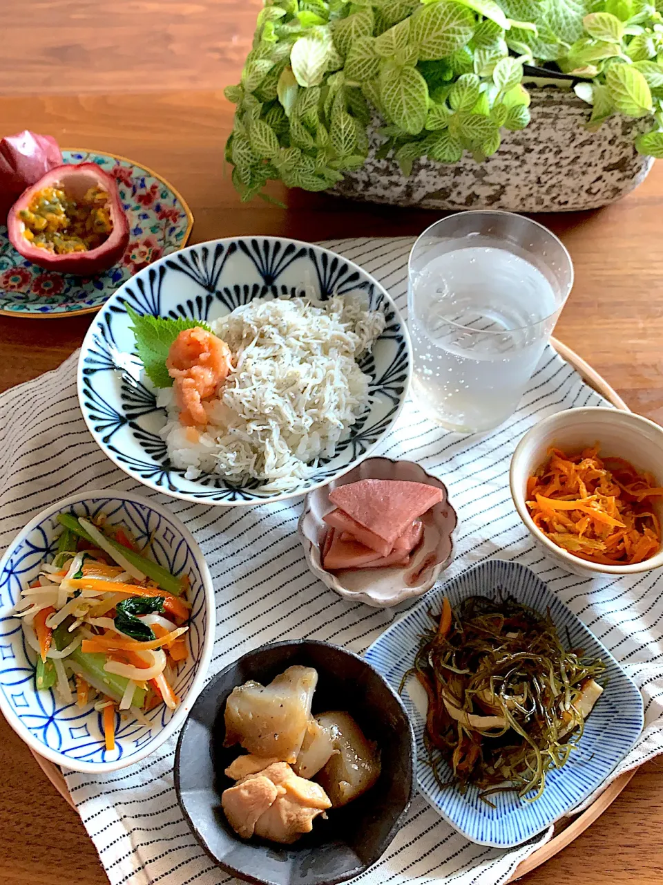 今作ったばかりの惣菜で簡単一人のお昼ご飯|たまにゃんさん