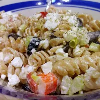 My cold crab salad 🥗😁: Surimi 🦀 , Black Olives , Green onions , Red bell peppers , whole wheat Pasta ,Feta cheese🧀 and diced celery homemade dressing|MaggieH17さん