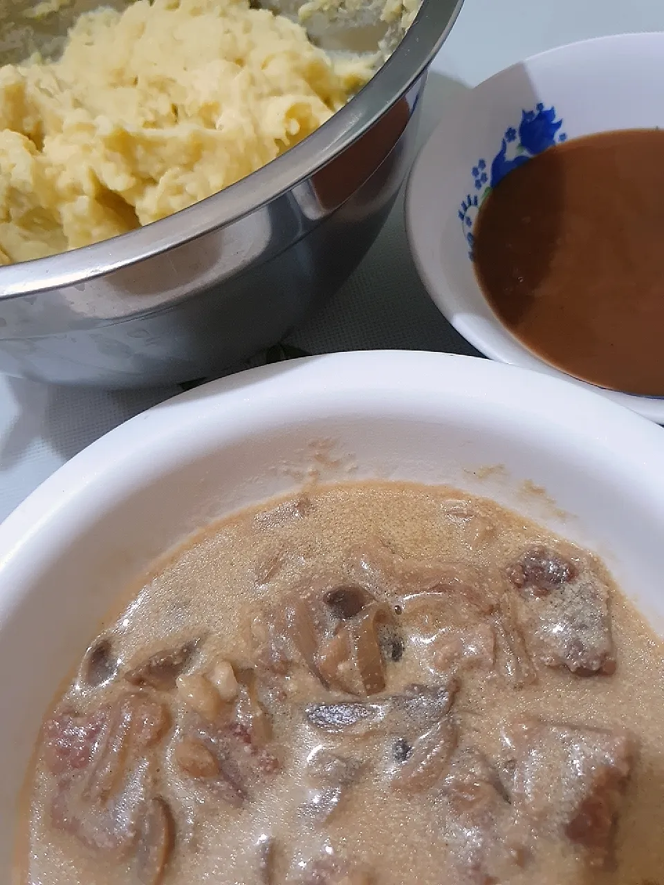 Snapdishの料理写真:Roast beef in mushroom sauce and mashed potato|Jem Sandioさん