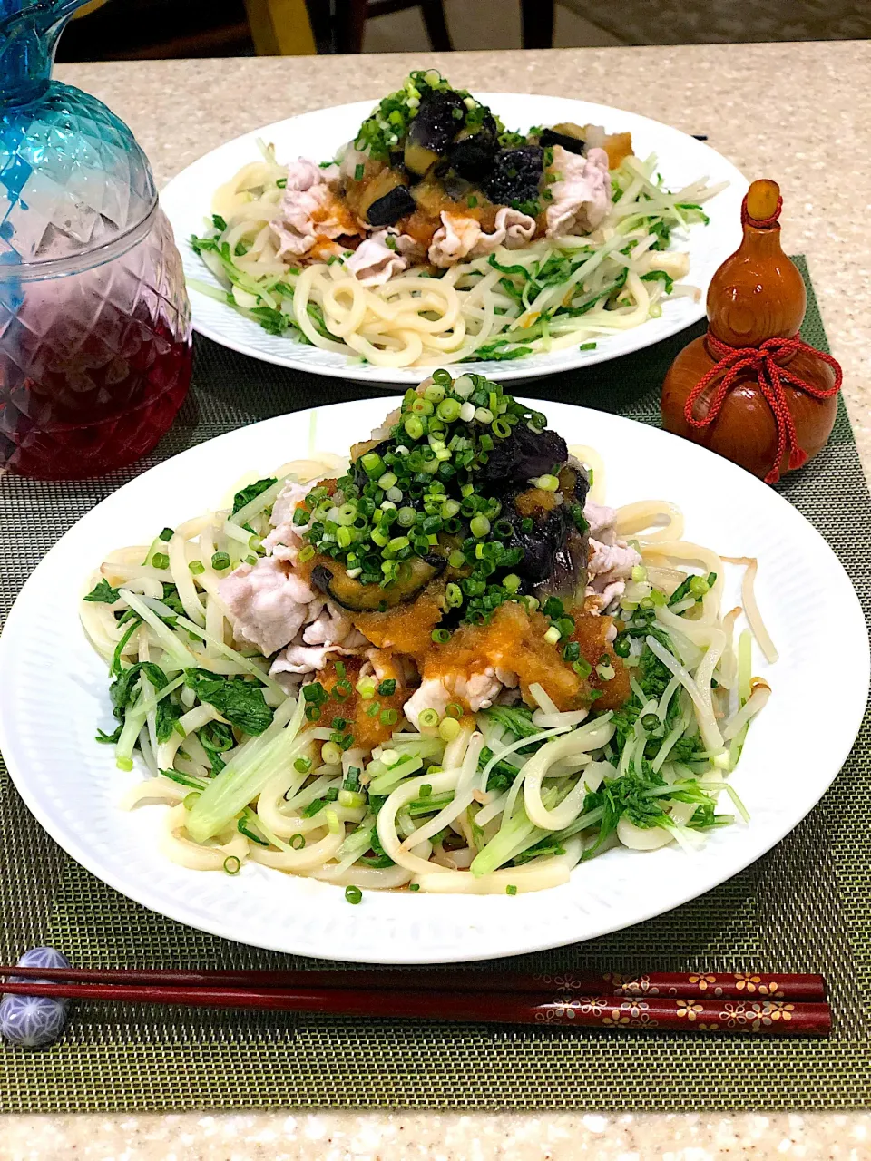 冷やしぶっかけ🐽豚しゃぶ揚げ🍆ナスうどん🥢！|Mayumiさん