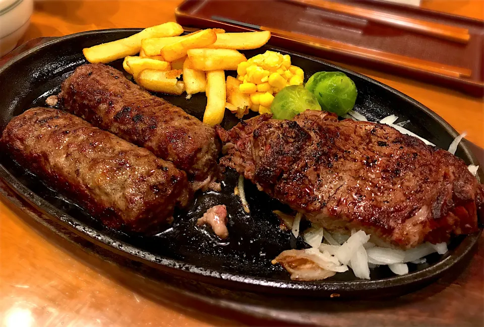 Snapdishの料理写真:粗挽きビーフハンバーグ&極選リブロースステーキ🥩BRONCO BILLY|toshi,I🍴さん