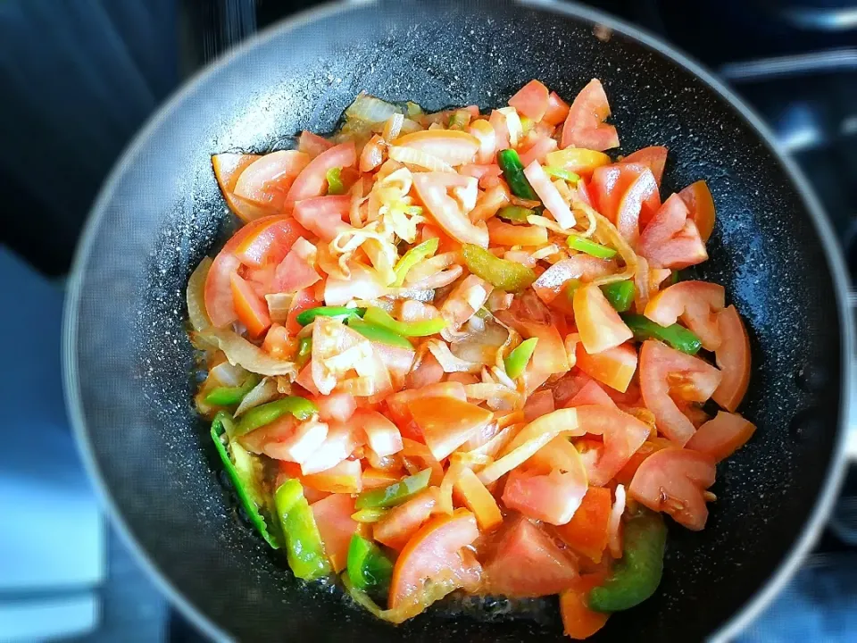 Snapdishの料理写真:Preparing the tomato chutney/shatini
Part 1|ESIBAYENI AFRICAN CUISINEさん