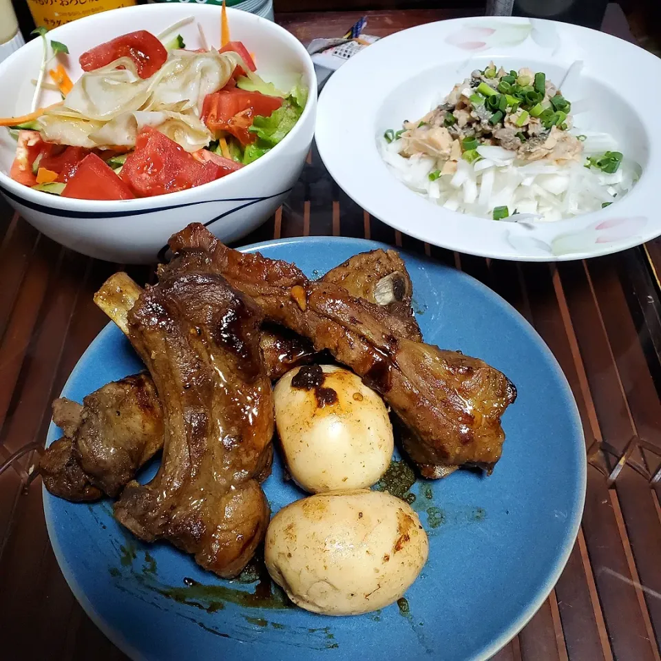 Snapdishの料理写真:男子ごはん🍚🍴
豚スペアリブのコーラ煮
鮭缶と大根のポン酢和え
サラダ🥗|dai.noriさん