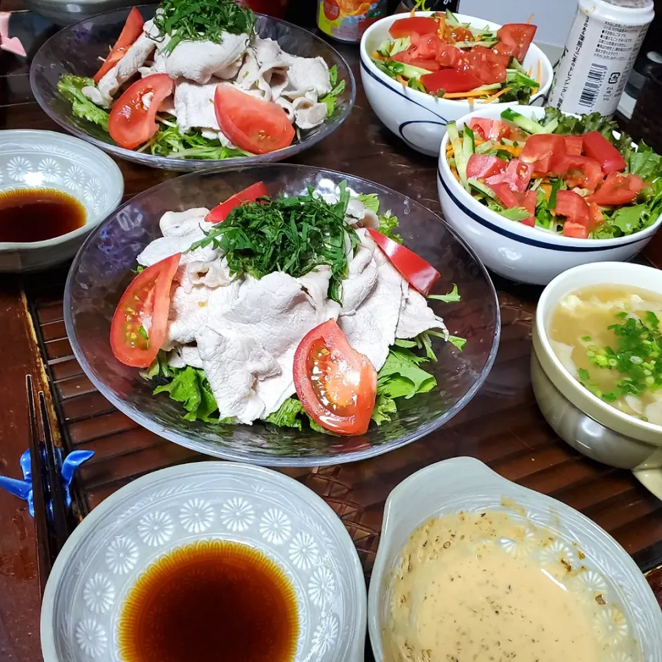 Snapdishの料理写真:男子ごはん🍚🍴
豚冷しゃぶ
サラダ🥗
ミミガー玉子スープ|dai.noriさん