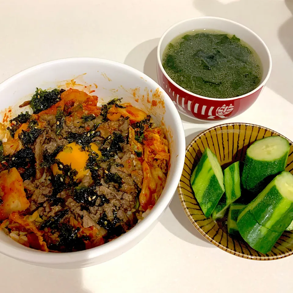 夜ご飯☺︎ビビンバ丼☆冷やしきゅうり☆わかめスープ|とまこ(*^o^*)さん