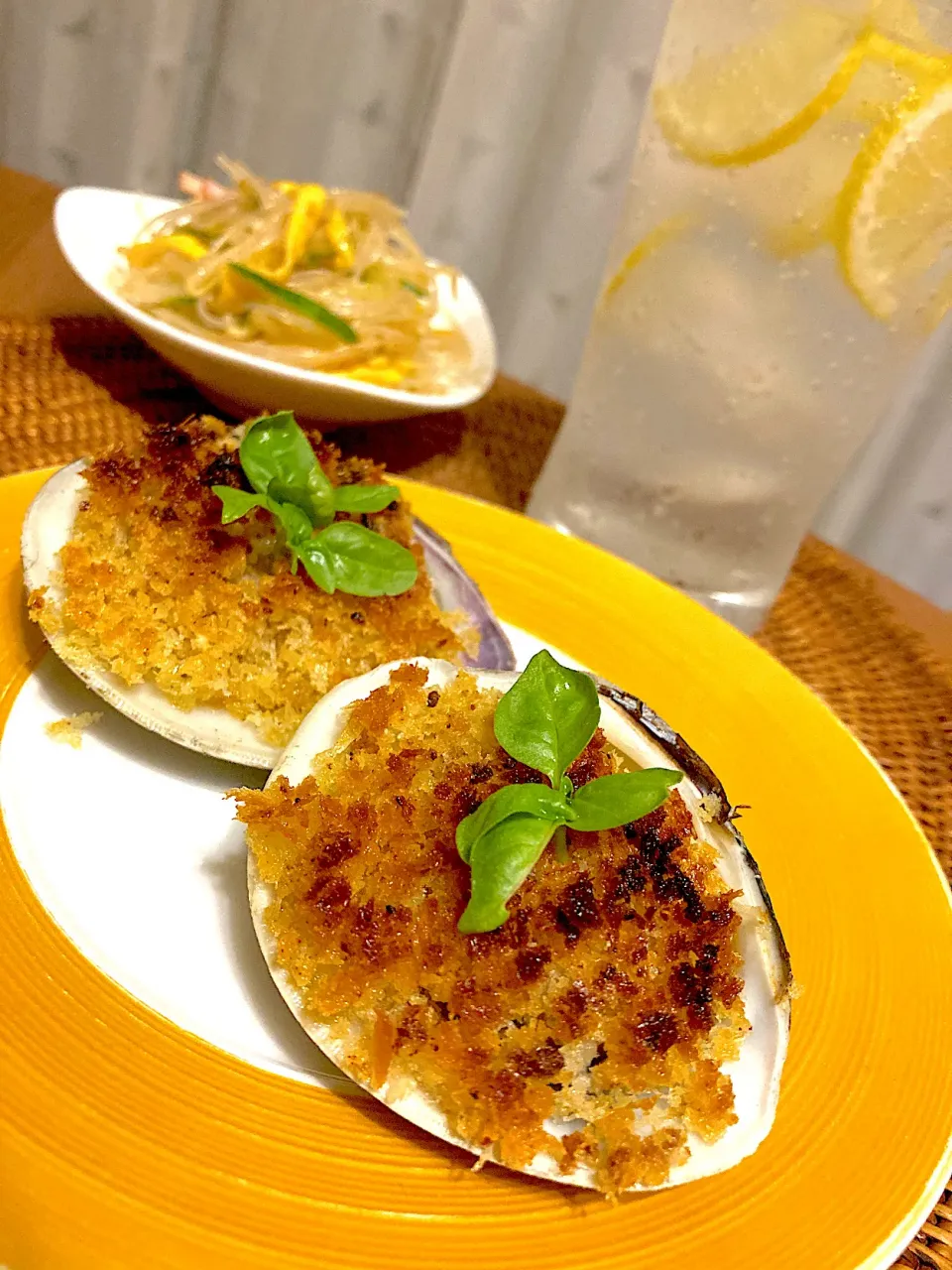 ホンビノスのガーリックパン粉焼きとレモンサワー😋🥛🍋🎶✨|アイさん