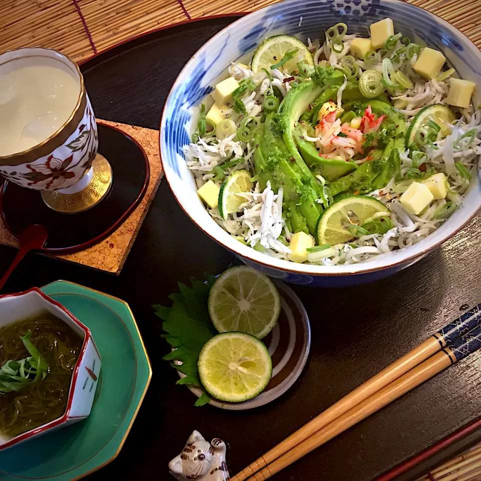 Snapdishの料理写真:アボカド渦巻きスダチ香る♪お手軽シラス丼❣️|paaruさん