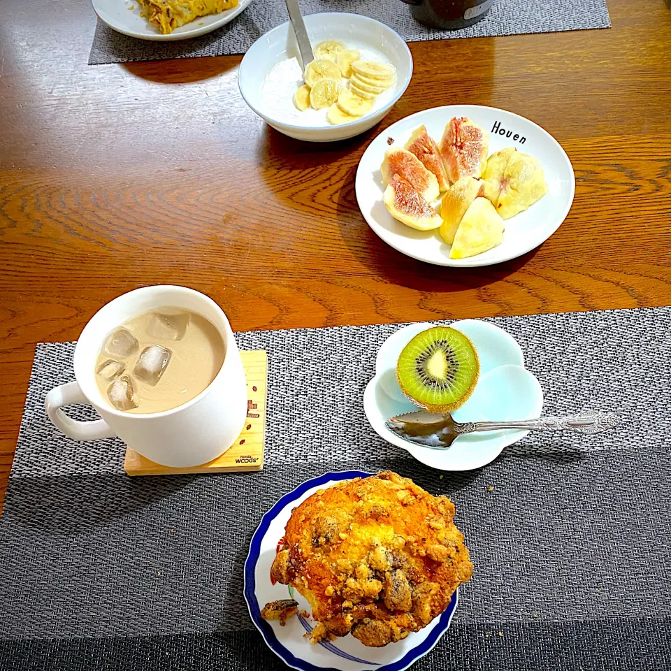 Snapdishの料理写真:8月23日　朝ごはん　イチジクマフィン、カフェオレ、イチジク、キウイ、|yakinasuさん