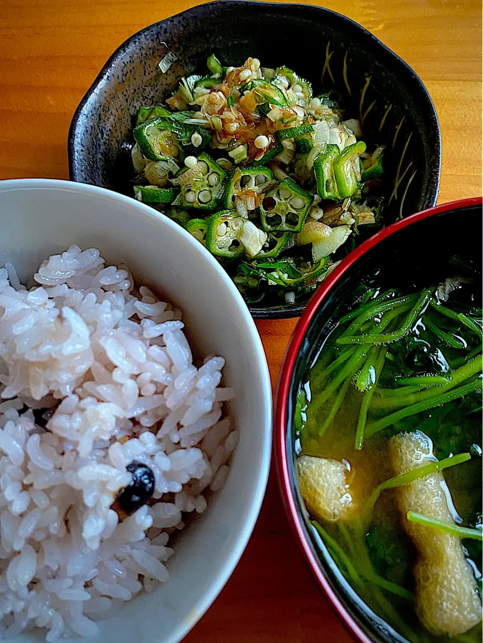 土鍋炊きの黒豆ご飯・三つ葉とお揚げの味噌汁・オクラとミョウガのポン酢和え|こなちゅんさん