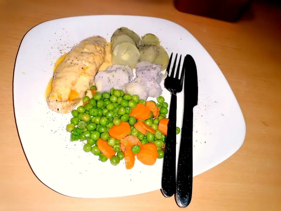 🍜Soft yam and sweet potato
🥗Buttered carrots and peas
🍗Stuffed chicken beast with cheese sauce 
🍵Enjoy with a warm beverage.
#AtasteofHome#|ESIBAYENI AFRICAN CUISINEさん