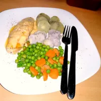 Snapdishの料理写真:🍜Yam, sweet potato
🥗Buttered Peas and carrots
🍗Stuffed chicken breast with four cheese sauce topping
#Supper#|ESIBAYENI AFRICAN CUISINEさん