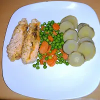 Simple, healthy eating. 
#sweet potato
#peas and carrots
#stuffed chicken breast
(Add your choice of sauce for chicken breasts)
😊|ESIBAYENI AFRICAN CUISINEさん