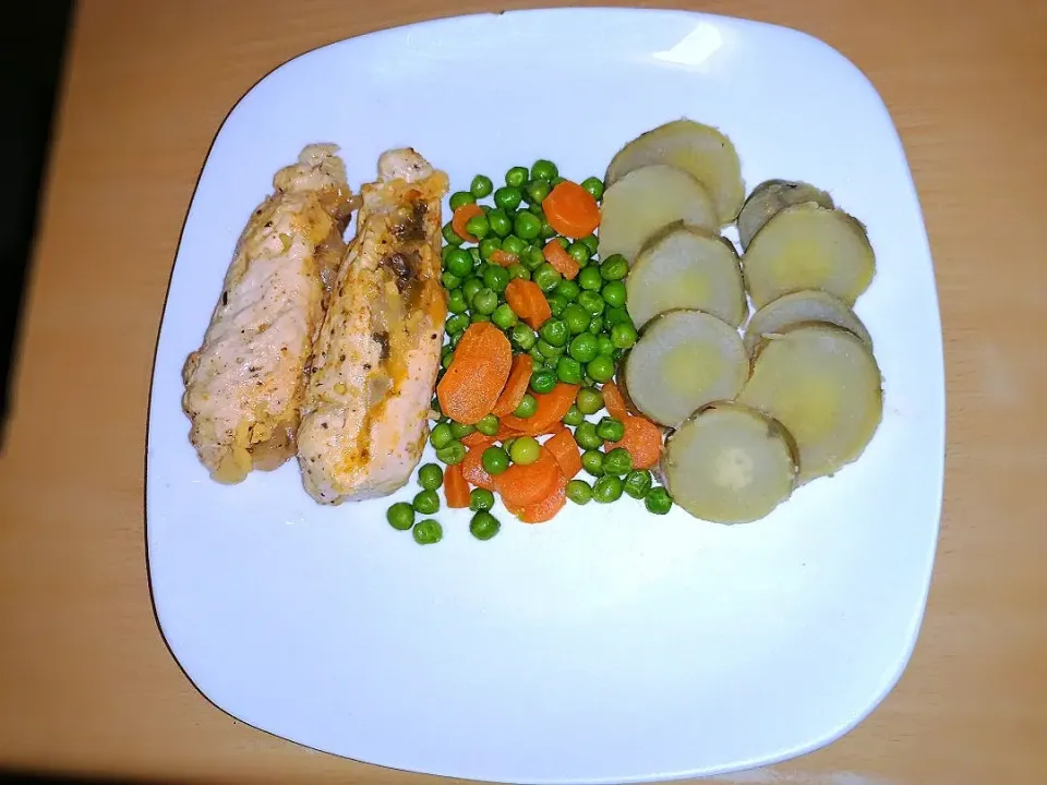 Simple, healthy eating. 
#sweet potato
#peas and carrots
#stuffed chicken breast
(Add your choice of sauce for chicken breasts)
😊|ESIBAYENI AFRICAN CUISINEさん