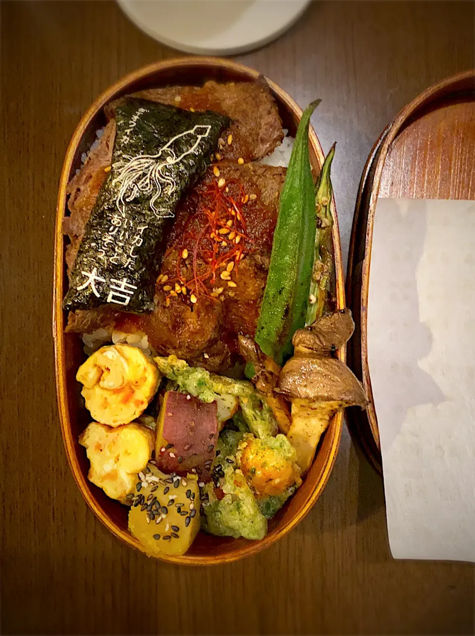 お弁当🍱　ビーフステーキ　ガーリックソース　糸唐辛子　いり胡麻　エリンギとオクラのロースト　竹輪の磯辺揚げ　干し海老の出し巻き卵　薩摩芋の甘煮　胡麻塩|ch＊K*∀o(^^*)♪さん