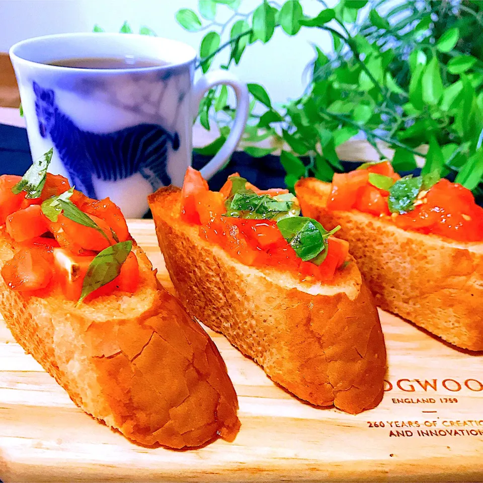 🥖こんがり焼いた厚切りフランスパンに🍅中玉トマトとバジル　エキストラバージンオリーブオイルとトマトソースをたっぷり掛けていただきます。　たまにはブルスケッタもいいな〜　いただきます&行ってきます。😚|Sの食卓さん