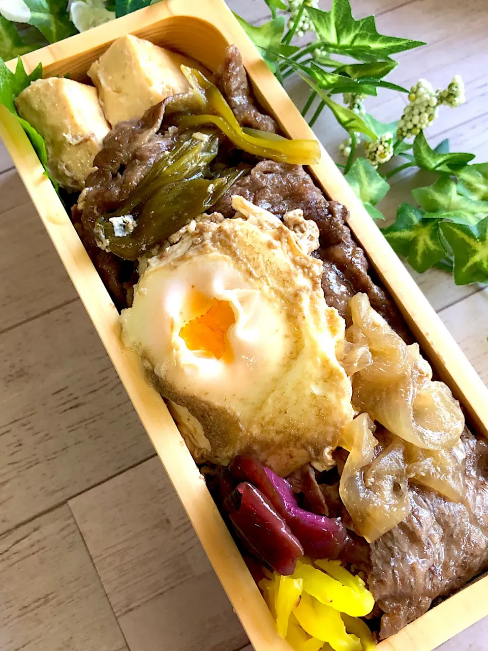 すき焼き弁当🍱見た目はアレですが味は美味しいですよ〜😅|みゆきさん