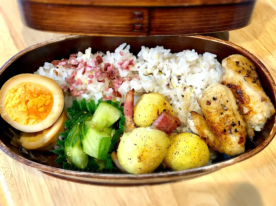 サラ弁　　　　　　　　　　　　　　　　　鶏手羽中塩焼き　味付け卵　じゃがいも ベーコンソテー　胡瓜酢物|じゅんさんさん