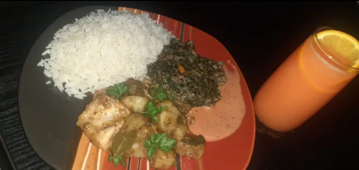 white rice with chicken & potato salad ,spinach mashed with chicken livers in a mushroom sauce, and a thick dipping sauce|Molefe Mathuntshaさん