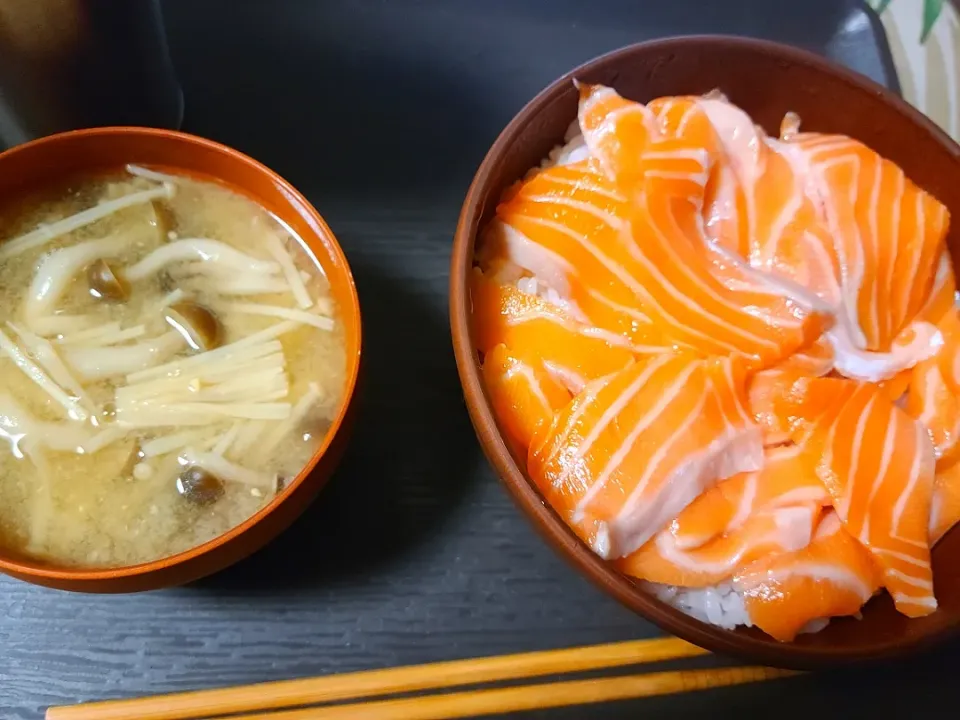 Snapdishの料理写真:サーモン丼ときのこの味噌汁|コハクさん