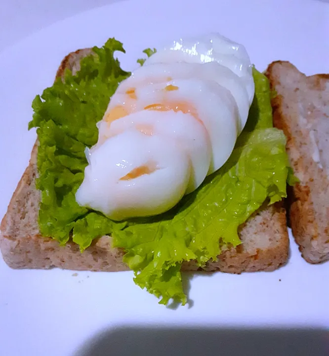 wheat bread  with lettuce and hard boiled  egg.|Charie Ortizさん