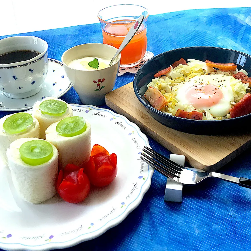 ロールサンドと巣ごもり卵で朝食🥣|サミカさん