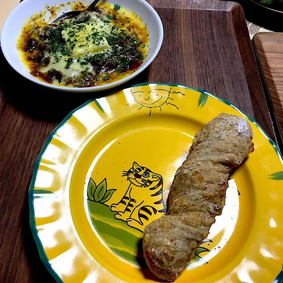 Snapdishの料理写真:ねじねじドデカパン🥖とドライカレーリメイク|ももさん