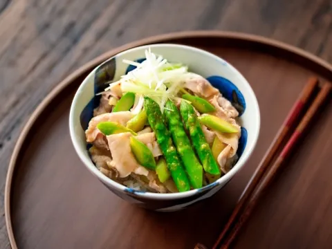 豚肉とアスパラのピリ旨ごまだれ丼|ヤマサ醤油公式アカウントさん