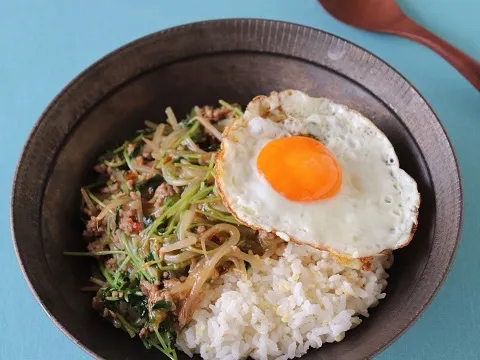 豚そぼろと豆苗のピリ辛丼|ヤマサ醤油公式アカウントさん