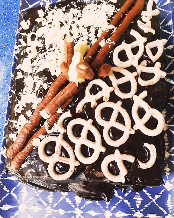 chocolate  cake with pretzels|Charie Ortizさん