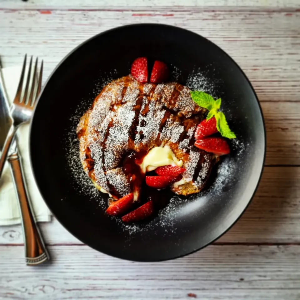 Strawberry and Cream Stuffed Croissant|Jbunny Caféさん