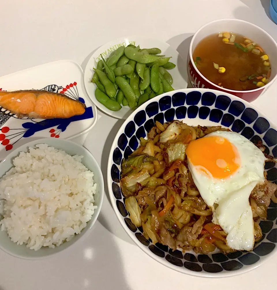 夜ご飯☺︎焼うどん☆枝豆☆鮭塩焼き☆味噌汁|とまこ(*^o^*)さん