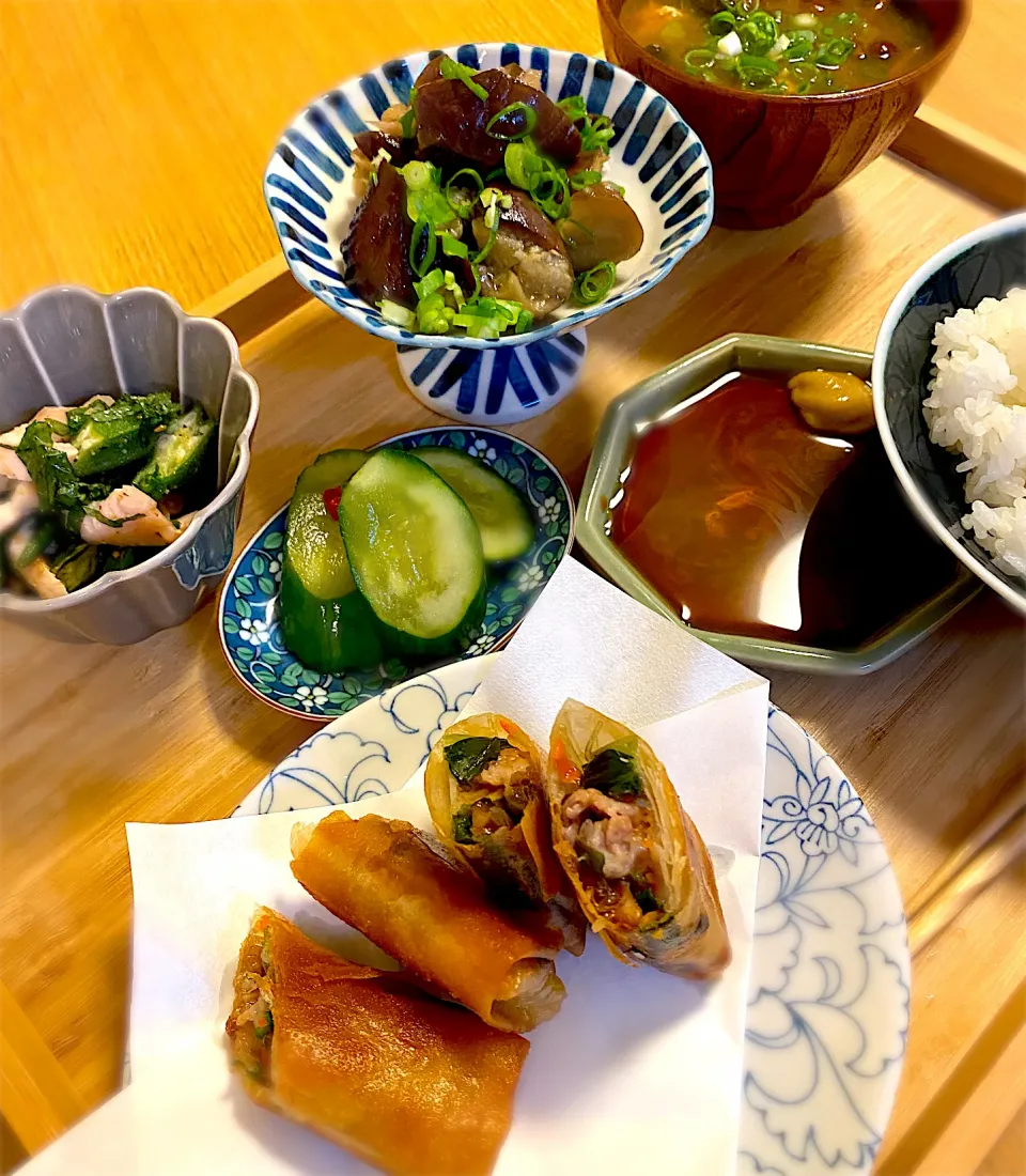 Snapdishの料理写真:鶏とおくらと紫蘇の酢の物　茄子の中華和え　なめこ汁　春巻き|エトフさん