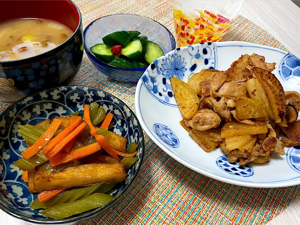 Snapdishの料理写真:ふき煮、大根豚肉炒め、きゅうりの浅漬け、なめこ味噌汁|ずずさん