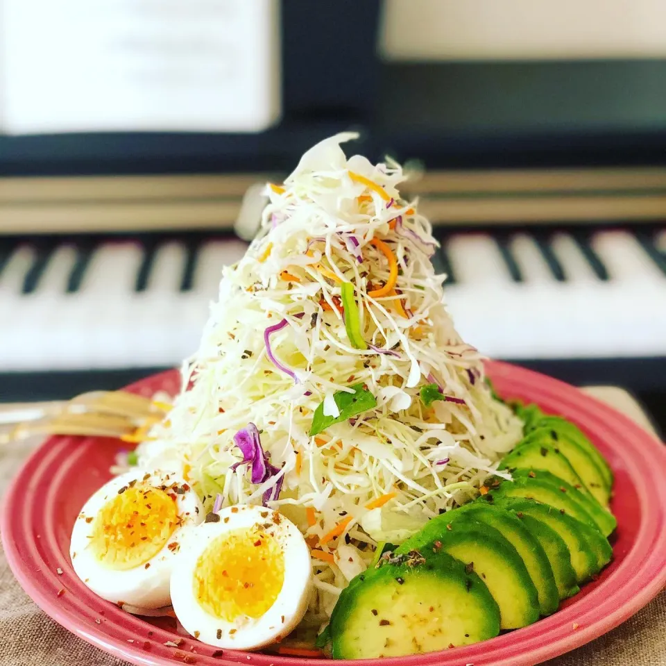 アボカドエッグのてんこ盛りサラダ🥑🍳🥗|sakiさん