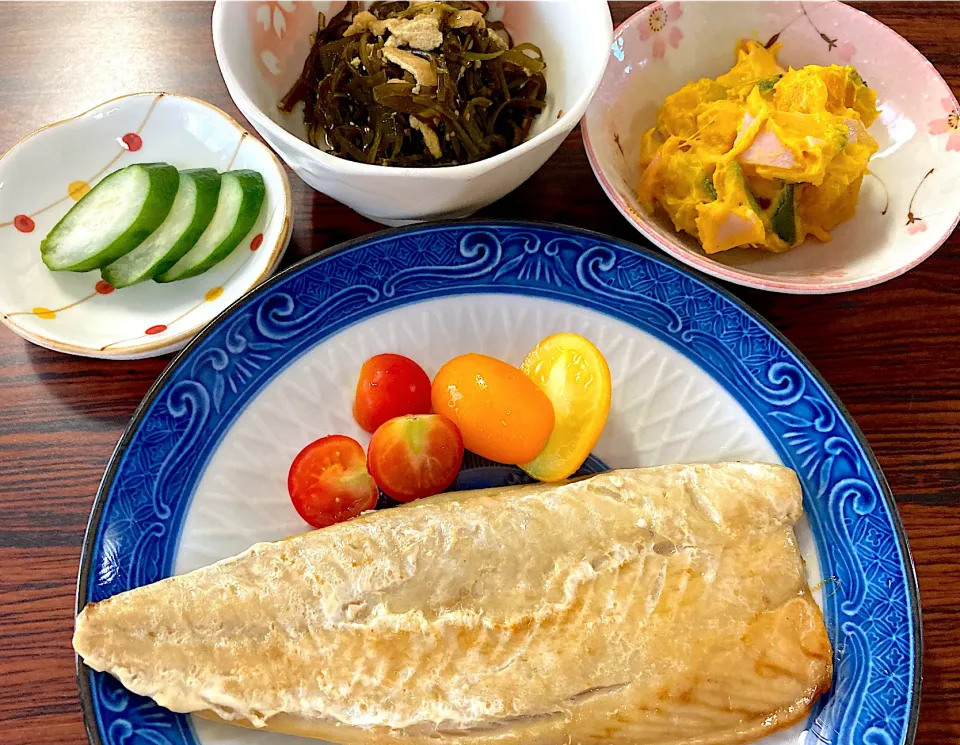 塩サバ焼き、南瓜サラダ、切り昆布の佃煮、胡瓜漬物|もちもちさん