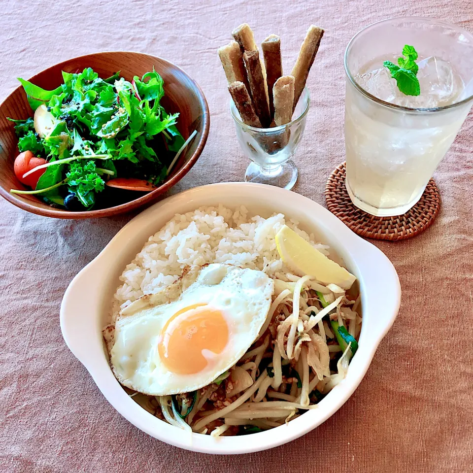 北海道洞爺湖の湖畔のカフェ「湖飯食堂」ガパオライスとジンジャエール💛|Happy suzumeさん