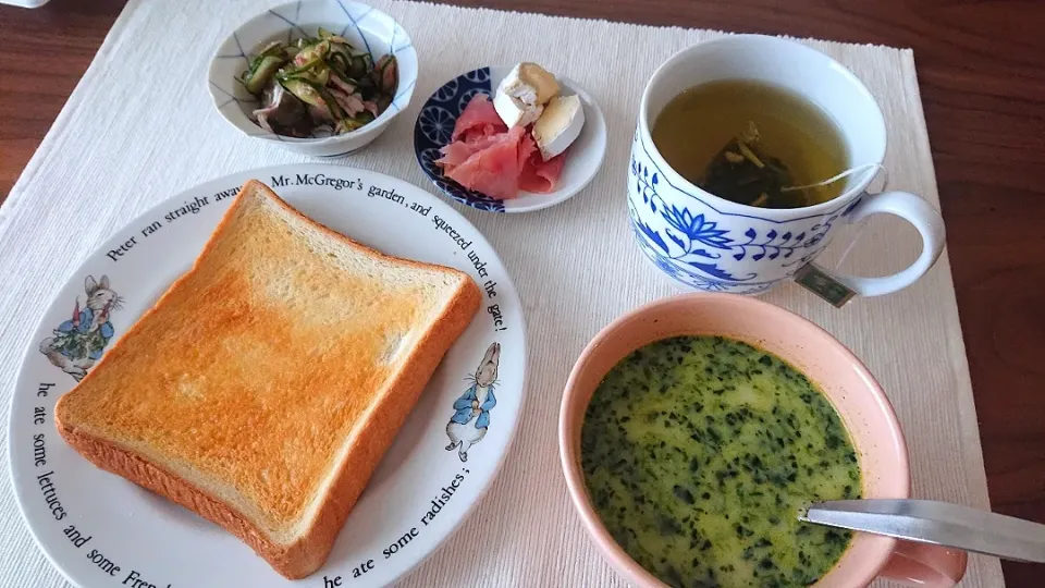 トースト
きゅうりとささみと梅の和え物
チーズと生ハム
ほうれん草のスープ|oneiさん