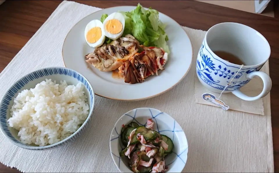 ごはん
ささみステーキ
　チーズと舞茸
　ケチャップと舞茸
レタス
ゆで卵
きゅうりと梅とささみの和え物|oneiさん