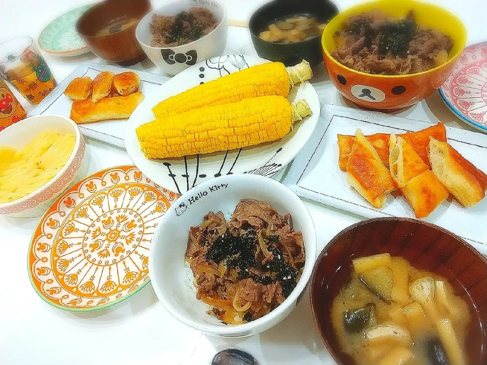 Snapdishの料理写真:夕食(*^^*)
牛丼
ポテトチーズ春巻き
とうもろこし🌽
お味噌汁(なす、油揚げ)
漬け物|プリン☆さん