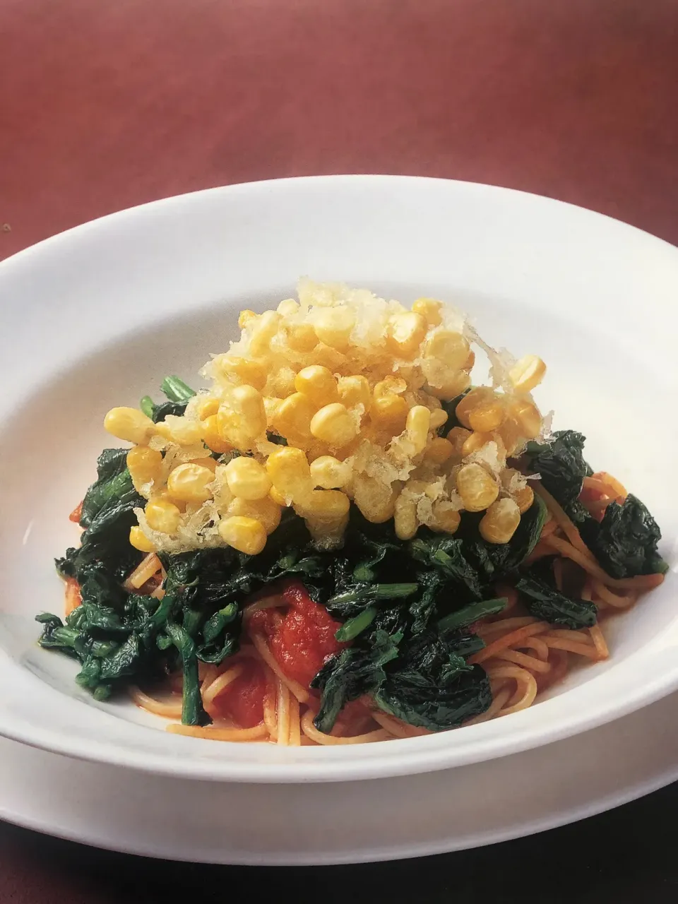 トマトソースのスパゲッティほうれん草のソテーとトウモロコシの天ぷら添え|ちゅら夏さん