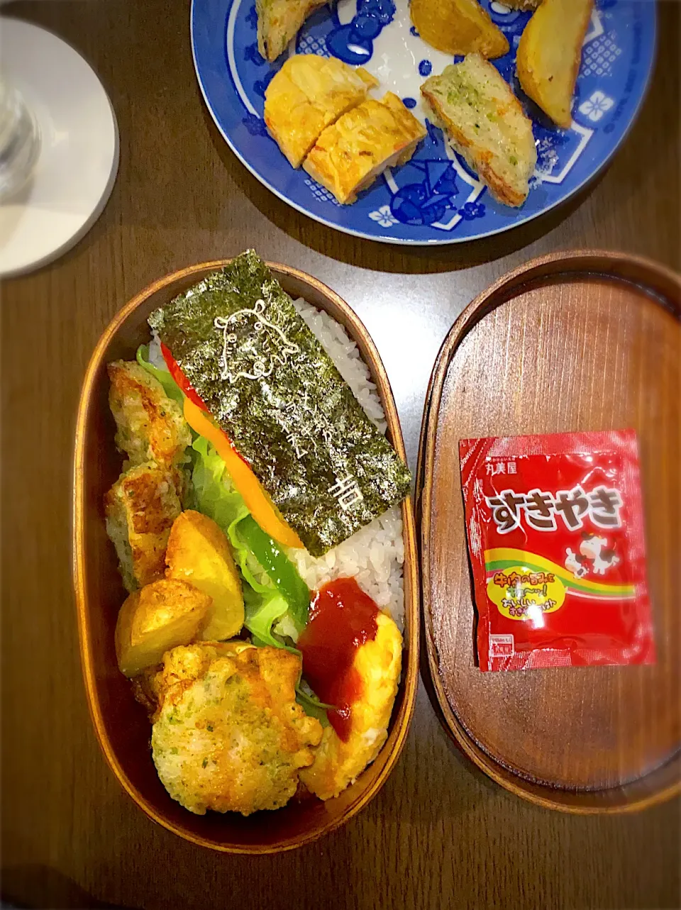 お弁当🍱　竹輪の磯辺揚げ　パプリカソテー　焼き海苔　フライドポテト　青海苔の鶏塩唐揚げ　オムレツ　トマトソース　すき焼きふりかけ|ch＊K*∀o(^^*)♪さん