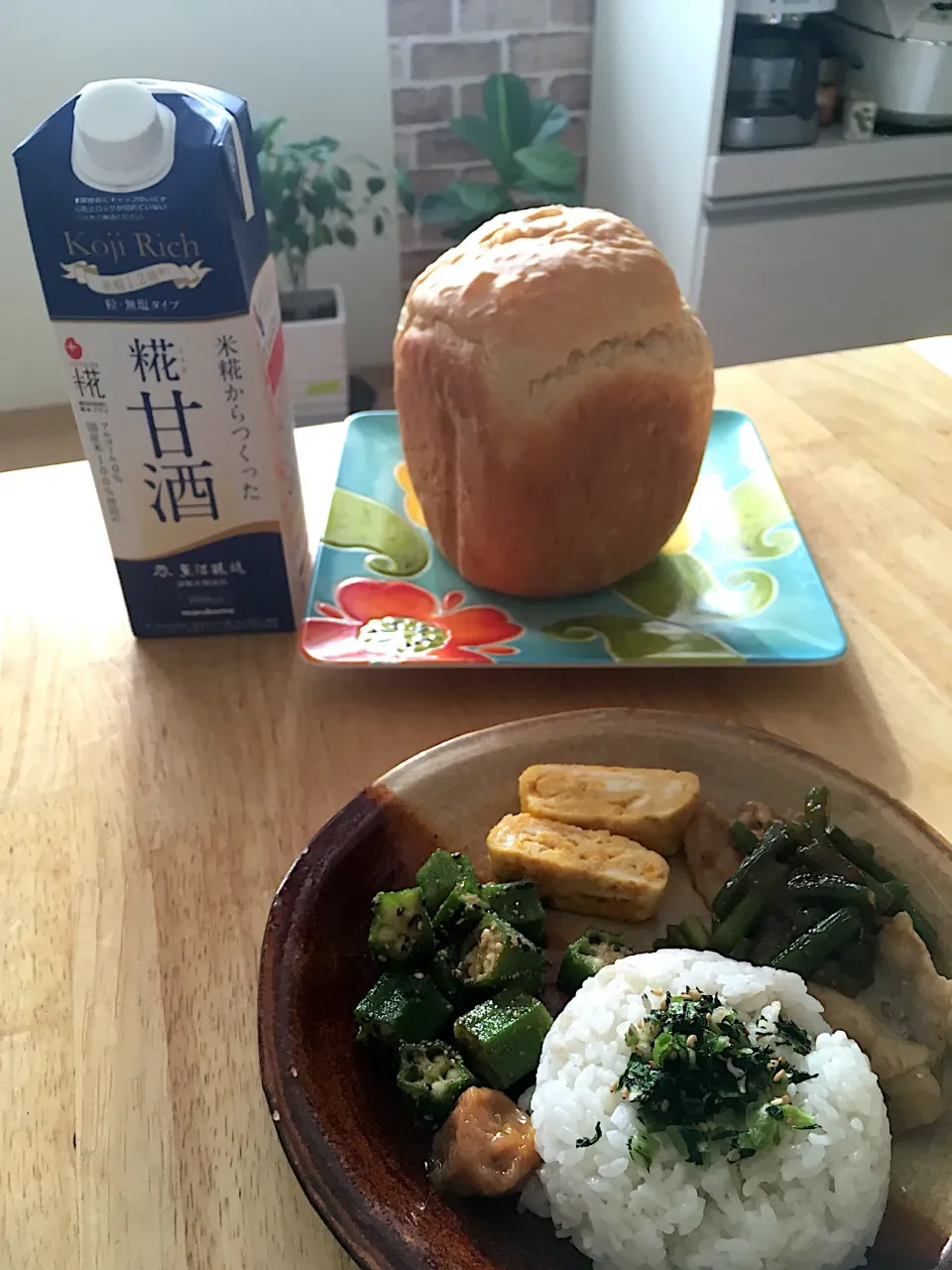 Snapdishの料理写真:朝焼き甘酒食パン🍞と旦那さんお弁当オカズでmyランチプレート💕|さくたえさん