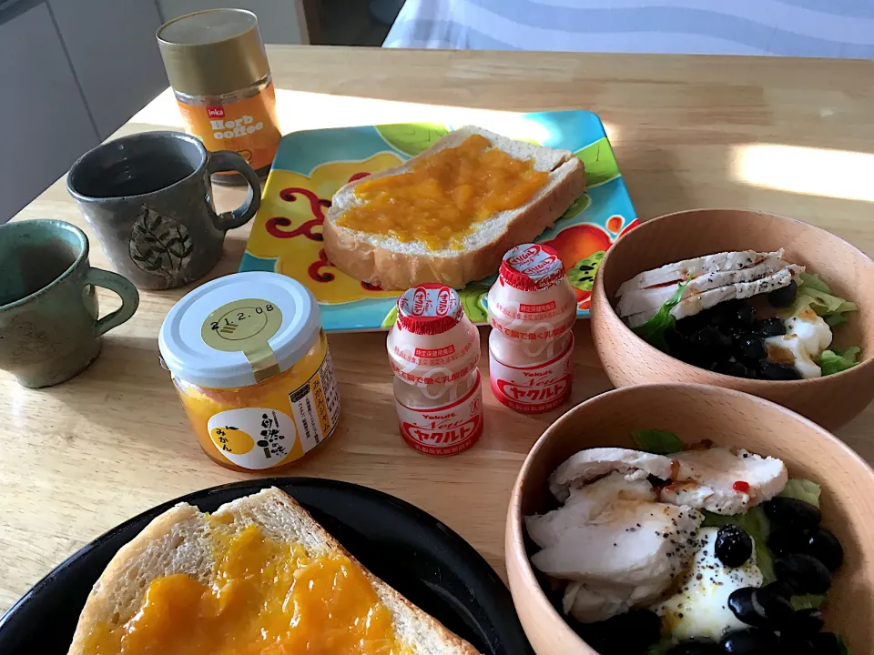 スライスした朝焼き甘酒食パン🍞に静岡のみかん🍊ジャム、簡単土鍋サラダチキンと黒豆と温玉とレタスのサラダ、たんぽぽコーヒー、ヤクルトで朝ごパン⤴️福岡37度予想だけど…頑張ろう‼️(○´∀｀)o""ｴｲ (○´∀｀)o""ｴｲ (○´□｀)/ｵｳ|さくたえさん