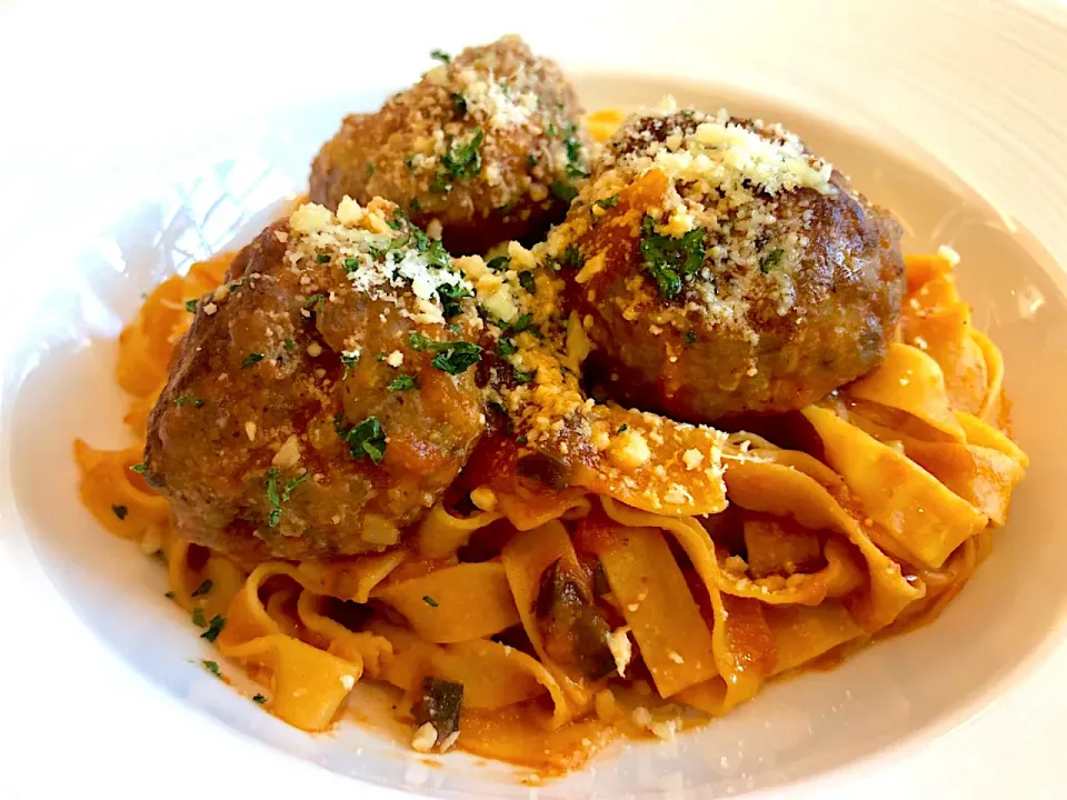 Snapdishの料理写真:fettucine Meat balls|キャンディ🍬さん